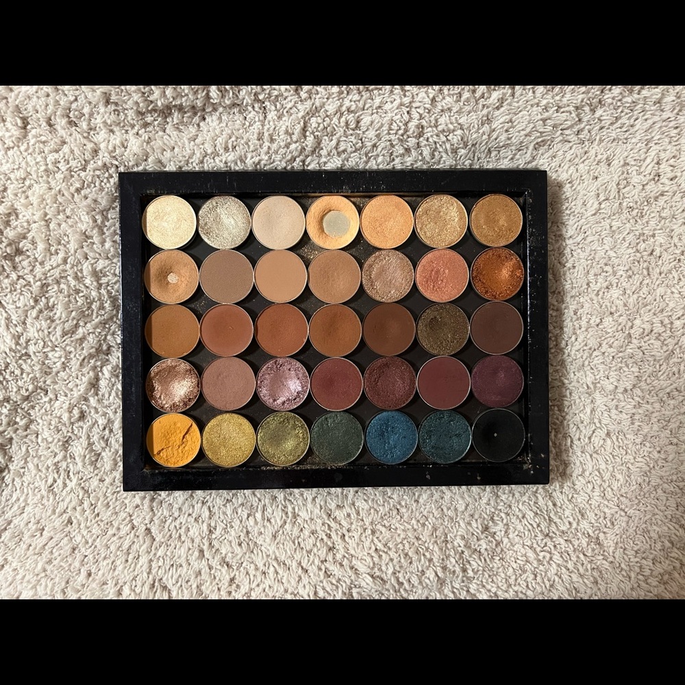 Z pallet with assorted eye shadows